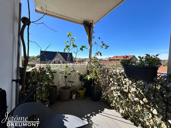 🌟 EXCLUSIVITÉ – Coup de cœur à Choisy-le-Roi (Gondoles Sud) – Lumineux T3 modulable de 59 m² avec balcon, ascenseur & cave !

Jérôme DREUMONT du réseau BSK Immobilier vous propose en exclusivité ce très bel appartement de 59 m², idéalement situé au 3e étage avec ascenseur d'une petite résidence fermée, sécurisée et très calme, offrant une vue dégagée et une belle luminosité.

Actuellement agencé en un vaste séjour double avec une grande chambre, ce bien disposait à l'origine de deux chambres. Possibilité très simple de recréer la 2e chambre selon vos besoins (pose d'une simple cloison et d'une porte).

Ce bien est idéal pour un premier achat (personne seule, couple, famille avec enfant) ou pour un investissement locatif pérenne.

🏡 L'agencement intérieur & Annexes :
Pièce de vie : Un magnifique double salon-séjour baigné de lumière, s'ouvrant sur un charmant balcon sans vis-à-vis.

Espace nuit : Une belle chambre confortable (avec possibilité de cloisonner pour obtenir 2 chambres).

Commodités : Une belle salle d'eau moderne et des WC séparés.

Annexes : Une cave privative en sous-sol complétant le bien pour un espace de stockage appréciable.

Résidence : Petite copropriété avec ascenseur, fermée et sécurisée.

📍 Emplacement privilégié – Quartier Gondoles Sud :
Transports : Proximité immédiate des lignes de bus TVM, 393 et N31. À seulement 2 stations (ou 10-15 min à pied) des gares RER C (Choisy-le-Roi) et RER D (Créteil-Pompadour).

Écoles & Commerces : Commerces du quotidien à deux pas. Maternelle et primaire à moins de 400 m, collège à 7 min à pied.

Culture & Cadre de vie : À proximité du Théâtre / Cinéma de Choisy-le-Roi, du Parc Interdépartemental / Lac de Choisy et de la Ferme des Gondoles pour vos sorties culturelles et promenades.

Sports & Loisirs complets : À deux pas de la Piscine de Choisy-le-Roi, du Stade Jean Bouin (rugby, football, tennis) et du Gymnase René Rousseau (dojo, handball, badminton).

⚙️ Prestations techniques & Diagnostics irréprochables :
Performance énergétique : DPE D (limite C) grâce à une isolation thermique par l'intérieur (ITI) performante et des fenêtres en triple vitrage (confort thermique et isolation phonique optimale !).

Sécurité & Sérénité : Zéro anomalie électrique, zéro anomalie de gaz, absence totale d'amiante.

Chauffage : Individuel (maîtrise des coûts).

Charges de copropriété : 198 € / mois.

💡 L'avis de votre  conseiller :
Un véritable « cocon » modulable, sain et parfaitement entretenu. Avec son ascenseur, son balcon sans vis-à-vis, sa cave et un accès piéton direct à toute l'offre sportive, culturelle et de loisirs des Gondoles Sud, c'est une opportunité clé en main à ne pas manquer. Contactez-moi vite pour organiser une visite !
Faites vite, soyez les premiers !

Contact : Jérôme DREUMONT — BSK Immobilier