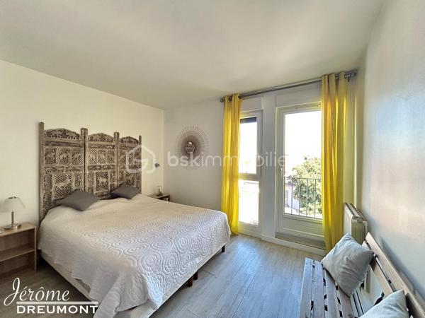 🌟 EXCLUSIVITÉ – Coup de cœur à Choisy-le-Roi (Gondoles Sud) – Lumineux T3 modulable de 59 m² avec balcon, ascenseur & cave !

Jérôme DREUMONT du réseau BSK Immobilier vous propose en exclusivité ce très bel appartement de 59 m², idéalement situé au 3e étage avec ascenseur d'une petite résidence fermée, sécurisée et très calme, offrant une vue dégagée et une belle luminosité.

Actuellement agencé en un vaste séjour double avec une grande chambre, ce bien disposait à l'origine de deux chambres. Possibilité très simple de recréer la 2e chambre selon vos besoins (pose d'une simple cloison et d'une porte).

Ce bien est idéal pour un premier achat (personne seule, couple, famille avec enfant) ou pour un investissement locatif pérenne.

🏡 L'agencement intérieur & Annexes :
Pièce de vie : Un magnifique double salon-séjour baigné de lumière, s'ouvrant sur un charmant balcon sans vis-à-vis.

Espace nuit : Une belle chambre confortable (avec possibilité de cloisonner pour obtenir 2 chambres).

Commodités : Une belle salle d'eau moderne et des WC séparés.

Annexes : Une cave privative en sous-sol complétant le bien pour un espace de stockage appréciable.

Résidence : Petite copropriété avec ascenseur, fermée et sécurisée.

📍 Emplacement privilégié – Quartier Gondoles Sud :
Transports : Proximité immédiate des lignes de bus TVM, 393 et N31. À seulement 2 stations (ou 10-15 min à pied) des gares RER C (Choisy-le-Roi) et RER D (Créteil-Pompadour).

Écoles & Commerces : Commerces du quotidien à deux pas. Maternelle et primaire à moins de 400 m, collège à 7 min à pied.

Culture & Cadre de vie : À proximité du Théâtre / Cinéma de Choisy-le-Roi, du Parc Interdépartemental / Lac de Choisy et de la Ferme des Gondoles pour vos sorties culturelles et promenades.

Sports & Loisirs complets : À deux pas de la Piscine de Choisy-le-Roi, du Stade Jean Bouin (rugby, football, tennis) et du Gymnase René Rousseau (dojo, handball, badminton).

⚙️ Prestations techniques & Diagnostics irréprochables :
Performance énergétique : DPE D (limite C) grâce à une isolation thermique par l'intérieur (ITI) performante et des fenêtres en triple vitrage (confort thermique et isolation phonique optimale !).

Sécurité & Sérénité : Zéro anomalie électrique, zéro anomalie de gaz, absence totale d'amiante.

Chauffage : Individuel (maîtrise des coûts).

Charges de copropriété : 198 € / mois.

💡 L'avis de votre  conseiller :
Un véritable « cocon » modulable, sain et parfaitement entretenu. Avec son ascenseur, son balcon sans vis-à-vis, sa cave et un accès piéton direct à toute l'offre sportive, culturelle et de loisirs des Gondoles Sud, c'est une opportunité clé en main à ne pas manquer. Contactez-moi vite pour organiser une visite !
Faites vite, soyez les premiers !

Contact : Jérôme DREUMONT — BSK Immobilier