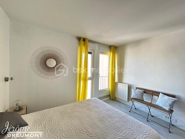 🌟 EXCLUSIVITÉ – Coup de cœur à Choisy-le-Roi (Gondoles Sud) – Lumineux T3 modulable de 59 m² avec balcon, ascenseur & cave !

Jérôme DREUMONT du réseau BSK Immobilier vous propose en exclusivité ce très bel appartement de 59 m², idéalement situé au 3e étage avec ascenseur d'une petite résidence fermée, sécurisée et très calme, offrant une vue dégagée et une belle luminosité.

Actuellement agencé en un vaste séjour double avec une grande chambre, ce bien disposait à l'origine de deux chambres. Possibilité très simple de recréer la 2e chambre selon vos besoins (pose d'une simple cloison et d'une porte).

Ce bien est idéal pour un premier achat (personne seule, couple, famille avec enfant) ou pour un investissement locatif pérenne.

🏡 L'agencement intérieur & Annexes :
Pièce de vie : Un magnifique double salon-séjour baigné de lumière, s'ouvrant sur un charmant balcon sans vis-à-vis.

Espace nuit : Une belle chambre confortable (avec possibilité de cloisonner pour obtenir 2 chambres).

Commodités : Une belle salle d'eau moderne et des WC séparés.

Annexes : Une cave privative en sous-sol complétant le bien pour un espace de stockage appréciable.

Résidence : Petite copropriété avec ascenseur, fermée et sécurisée.

📍 Emplacement privilégié – Quartier Gondoles Sud :
Transports : Proximité immédiate des lignes de bus TVM, 393 et N31. À seulement 2 stations (ou 10-15 min à pied) des gares RER C (Choisy-le-Roi) et RER D (Créteil-Pompadour).

Écoles & Commerces : Commerces du quotidien à deux pas. Maternelle et primaire à moins de 400 m, collège à 7 min à pied.

Culture & Cadre de vie : À proximité du Théâtre / Cinéma de Choisy-le-Roi, du Parc Interdépartemental / Lac de Choisy et de la Ferme des Gondoles pour vos sorties culturelles et promenades.

Sports & Loisirs complets : À deux pas de la Piscine de Choisy-le-Roi, du Stade Jean Bouin (rugby, football, tennis) et du Gymnase René Rousseau (dojo, handball, badminton).

⚙️ Prestations techniques & Diagnostics irréprochables :
Performance énergétique : DPE D (limite C) grâce à une isolation thermique par l'intérieur (ITI) performante et des fenêtres en triple vitrage (confort thermique et isolation phonique optimale !).

Sécurité & Sérénité : Zéro anomalie électrique, zéro anomalie de gaz, absence totale d'amiante.

Chauffage : Individuel (maîtrise des coûts).

Charges de copropriété : 198 € / mois.

💡 L'avis de votre  conseiller :
Un véritable « cocon » modulable, sain et parfaitement entretenu. Avec son ascenseur, son balcon sans vis-à-vis, sa cave et un accès piéton direct à toute l'offre sportive, culturelle et de loisirs des Gondoles Sud, c'est une opportunité clé en main à ne pas manquer. Contactez-moi vite pour organiser une visite !
Faites vite, soyez les premiers !

Contact : Jérôme DREUMONT — BSK Immobilier