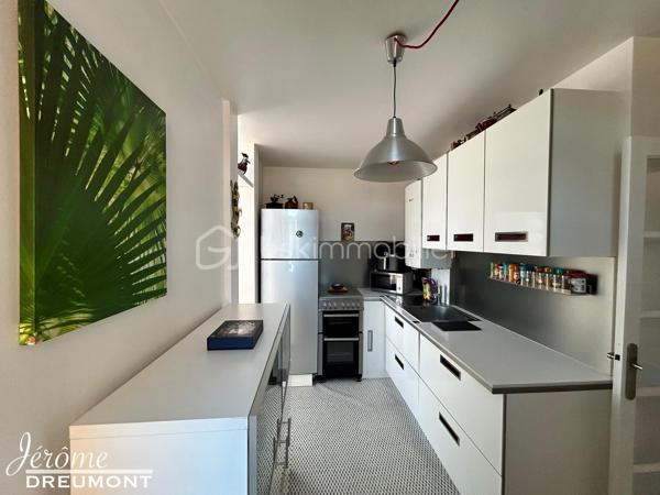 🌟 EXCLUSIVITÉ – Coup de cœur à Choisy-le-Roi (Gondoles Sud) – Lumineux T3 modulable de 59 m² avec balcon, ascenseur & cave !

Jérôme DREUMONT du réseau BSK Immobilier vous propose en exclusivité ce très bel appartement de 59 m², idéalement situé au 3e étage avec ascenseur d'une petite résidence fermée, sécurisée et très calme, offrant une vue dégagée et une belle luminosité.

Actuellement agencé en un vaste séjour double avec une grande chambre, ce bien disposait à l'origine de deux chambres. Possibilité très simple de recréer la 2e chambre selon vos besoins (pose d'une simple cloison et d'une porte).

Ce bien est idéal pour un premier achat (personne seule, couple, famille avec enfant) ou pour un investissement locatif pérenne.

🏡 L'agencement intérieur & Annexes :
Pièce de vie : Un magnifique double salon-séjour baigné de lumière, s'ouvrant sur un charmant balcon sans vis-à-vis.

Espace nuit : Une belle chambre confortable (avec possibilité de cloisonner pour obtenir 2 chambres).

Commodités : Une belle salle d'eau moderne et des WC séparés.

Annexes : Une cave privative en sous-sol complétant le bien pour un espace de stockage appréciable.

Résidence : Petite copropriété avec ascenseur, fermée et sécurisée.

📍 Emplacement privilégié – Quartier Gondoles Sud :
Transports : Proximité immédiate des lignes de bus TVM, 393 et N31. À seulement 2 stations (ou 10-15 min à pied) des gares RER C (Choisy-le-Roi) et RER D (Créteil-Pompadour).

Écoles & Commerces : Commerces du quotidien à deux pas. Maternelle et primaire à moins de 400 m, collège à 7 min à pied.

Culture & Cadre de vie : À proximité du Théâtre / Cinéma de Choisy-le-Roi, du Parc Interdépartemental / Lac de Choisy et de la Ferme des Gondoles pour vos sorties culturelles et promenades.

Sports & Loisirs complets : À deux pas de la Piscine de Choisy-le-Roi, du Stade Jean Bouin (rugby, football, tennis) et du Gymnase René Rousseau (dojo, handball, badminton).

⚙️ Prestations techniques & Diagnostics irréprochables :
Performance énergétique : DPE D (limite C) grâce à une isolation thermique par l'intérieur (ITI) performante et des fenêtres en triple vitrage (confort thermique et isolation phonique optimale !).

Sécurité & Sérénité : Zéro anomalie électrique, zéro anomalie de gaz, absence totale d'amiante.

Chauffage : Individuel (maîtrise des coûts).

Charges de copropriété : 198 € / mois.

💡 L'avis de votre  conseiller :
Un véritable « cocon » modulable, sain et parfaitement entretenu. Avec son ascenseur, son balcon sans vis-à-vis, sa cave et un accès piéton direct à toute l'offre sportive, culturelle et de loisirs des Gondoles Sud, c'est une opportunité clé en main à ne pas manquer. Contactez-moi vite pour organiser une visite !
Faites vite, soyez les premiers !

Contact : Jérôme DREUMONT — BSK Immobilier