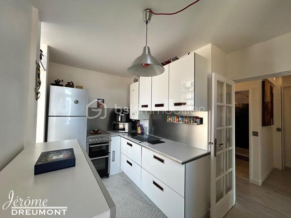 🌟 EXCLUSIVITÉ – Coup de cœur à Choisy-le-Roi (Gondoles Sud) – Lumineux T3 modulable de 59 m² avec balcon, ascenseur & cave !

Jérôme DREUMONT du réseau BSK Immobilier vous propose en exclusivité ce très bel appartement de 59 m², idéalement situé au 3e étage avec ascenseur d'une petite résidence fermée, sécurisée et très calme, offrant une vue dégagée et une belle luminosité.

Actuellement agencé en un vaste séjour double avec une grande chambre, ce bien disposait à l'origine de deux chambres. Possibilité très simple de recréer la 2e chambre selon vos besoins (pose d'une simple cloison et d'une porte).

Ce bien est idéal pour un premier achat (personne seule, couple, famille avec enfant) ou pour un investissement locatif pérenne.

🏡 L'agencement intérieur & Annexes :
Pièce de vie : Un magnifique double salon-séjour baigné de lumière, s'ouvrant sur un charmant balcon sans vis-à-vis.

Espace nuit : Une belle chambre confortable (avec possibilité de cloisonner pour obtenir 2 chambres).

Commodités : Une belle salle d'eau moderne et des WC séparés.

Annexes : Une cave privative en sous-sol complétant le bien pour un espace de stockage appréciable.

Résidence : Petite copropriété avec ascenseur, fermée et sécurisée.

📍 Emplacement privilégié – Quartier Gondoles Sud :
Transports : Proximité immédiate des lignes de bus TVM, 393 et N31. À seulement 2 stations (ou 10-15 min à pied) des gares RER C (Choisy-le-Roi) et RER D (Créteil-Pompadour).

Écoles & Commerces : Commerces du quotidien à deux pas. Maternelle et primaire à moins de 400 m, collège à 7 min à pied.

Culture & Cadre de vie : À proximité du Théâtre / Cinéma de Choisy-le-Roi, du Parc Interdépartemental / Lac de Choisy et de la Ferme des Gondoles pour vos sorties culturelles et promenades.

Sports & Loisirs complets : À deux pas de la Piscine de Choisy-le-Roi, du Stade Jean Bouin (rugby, football, tennis) et du Gymnase René Rousseau (dojo, handball, badminton).

⚙️ Prestations techniques & Diagnostics irréprochables :
Performance énergétique : DPE D (limite C) grâce à une isolation thermique par l'intérieur (ITI) performante et des fenêtres en triple vitrage (confort thermique et isolation phonique optimale !).

Sécurité & Sérénité : Zéro anomalie électrique, zéro anomalie de gaz, absence totale d'amiante.

Chauffage : Individuel (maîtrise des coûts).

Charges de copropriété : 198 € / mois.

💡 L'avis de votre  conseiller :
Un véritable « cocon » modulable, sain et parfaitement entretenu. Avec son ascenseur, son balcon sans vis-à-vis, sa cave et un accès piéton direct à toute l'offre sportive, culturelle et de loisirs des Gondoles Sud, c'est une opportunité clé en main à ne pas manquer. Contactez-moi vite pour organiser une visite !
Faites vite, soyez les premiers !

Contact : Jérôme DREUMONT — BSK Immobilier