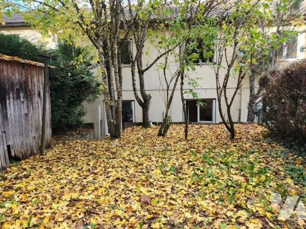 À vendre aux Forges Saint Bernard, à seulement 2 km de Ville-sous-la-Ferté et de son accès à l'...