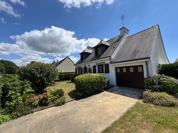 A vendre centre d'AMBON, maison individuelle avec garage et terrain clos de 602 m²