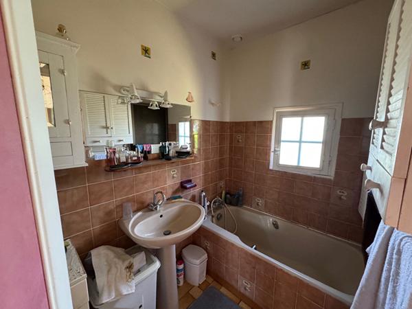 A vendre centre d'AMBON, maison individuelle avec garage et terrain clos de 602 m²