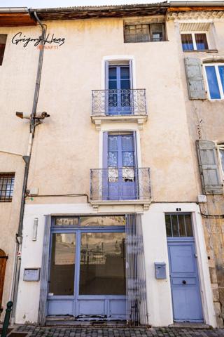 Immeuble en centre-ville avec garage et magasin