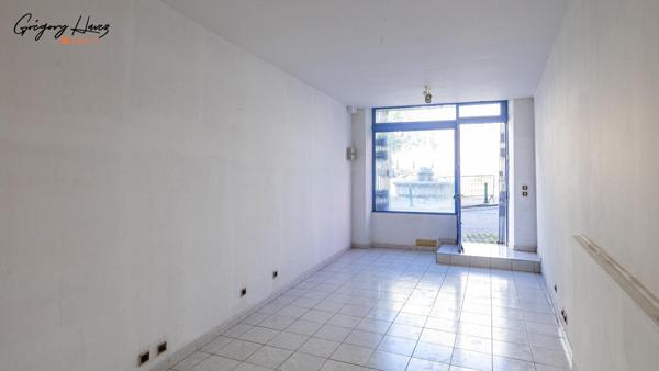 Immeuble en centre-ville avec garage et magasin