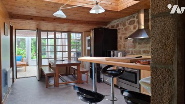 A 350m du port et 700m de la première plage