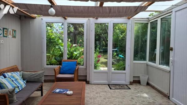 A 350m du port et 700m de la première plage