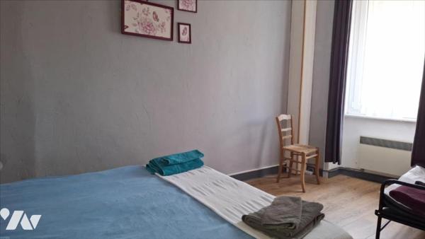 A 350m du port et 700m de la première plage