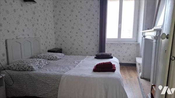 A 350m du port et 700m de la première plage