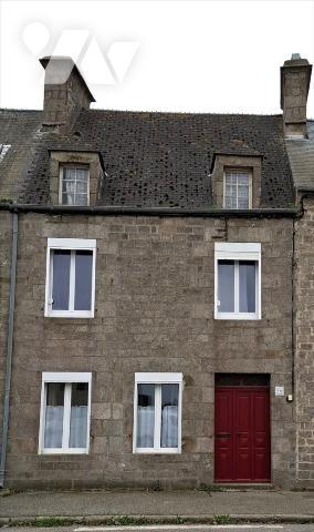 A 350m du port et 700m de la première plage