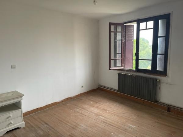 Maison rénovée avec dépendances et terrains