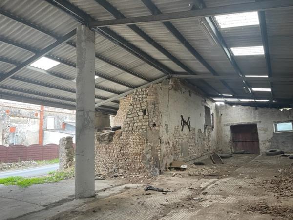 Maison rénovée avec dépendances et terrains