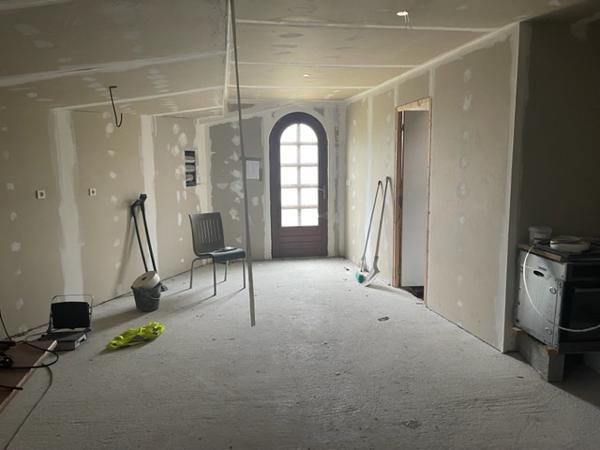 Maison rénovée avec dépendances et terrains