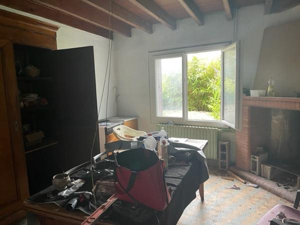 Maison rénovée avec dépendances et terrains