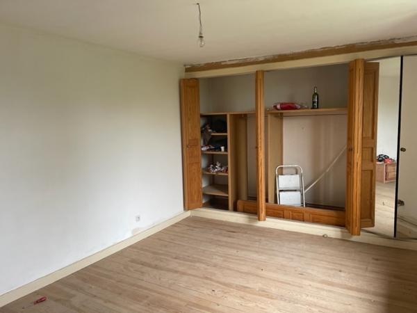 Maison rénovée avec dépendances et terrains