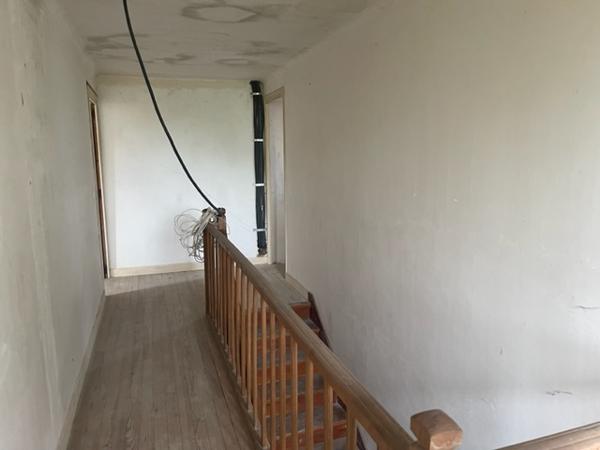 Maison rénovée avec dépendances et terrains