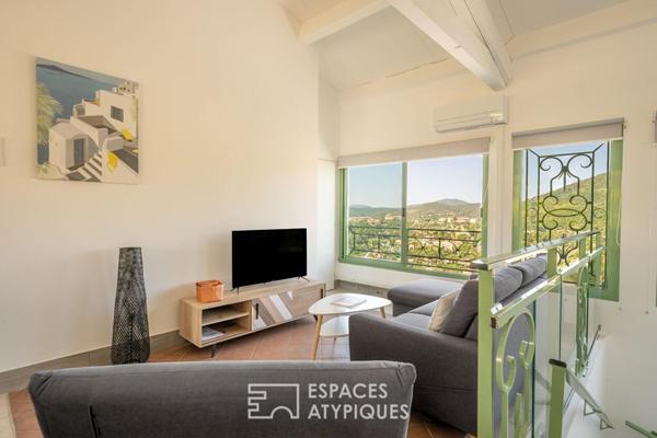 Loft contemporain aux volumes ouverts face aux collines