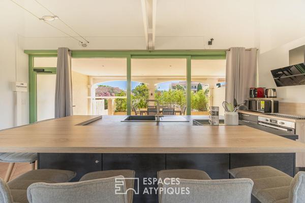 Loft contemporain aux volumes ouverts face aux collines