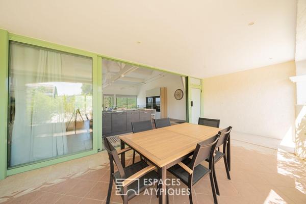 Loft contemporain aux volumes ouverts face aux collines