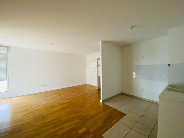 "Virofaly Rive droite" Beau F4 tout confort de 85m² avec terrasse ! Loyer 1 525.52 €/mois charges comprises **  - Référence  27452