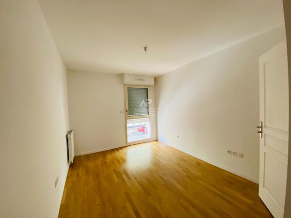 "Virofaly Rive droite" Beau F4 tout confort de 85m² avec terrasse ! Loyer 1 525.52 €/mois charges comprises **  - Référence  27452