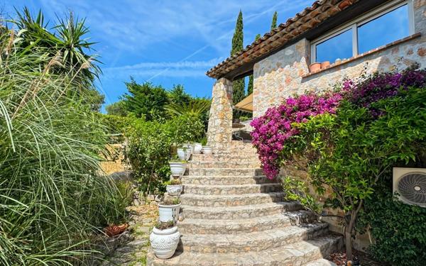 Maison à vendre    5 pièces • 220 m2 Mougins
