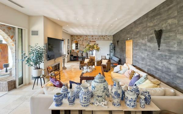 Maison à vendre    5 pièces • 220 m2 Mougins