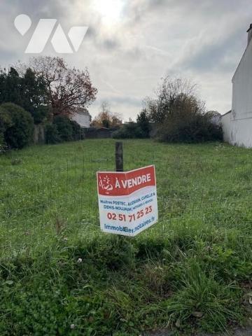 Terrain de 879 m², très grande visibilité sur axe passant