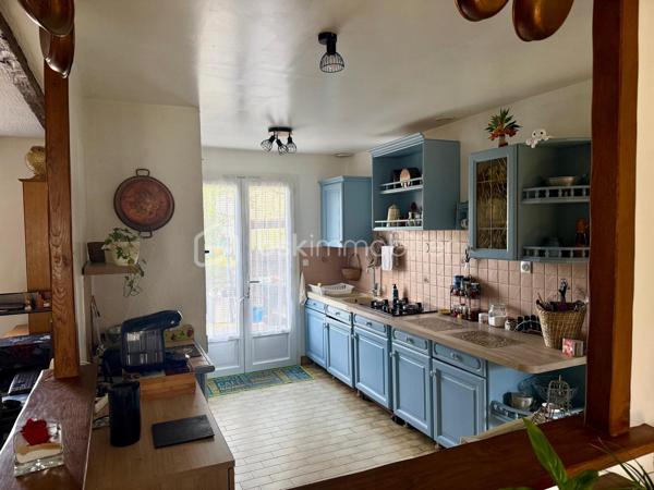 *** Carole MARCHAND *** By BSK Immobilier *** vous présente

A 3 minutes de SELLES SUR CHER, 10 minutes de ROMORANTIN (Saugirard de Selles, en retrait de l'axe Selles - Romorantin D976)

Ce pavillon entièrement de plain-pied offre une pièce de vie de 30 m² et une cuisine semi-ouverte de plus de 11 m².
Il compte 4 chambres.
A cela s'ajoutent
une buanderie (10,50 m²) et un bureau (10,70 m²) supplémentaires. 

Pompe à chaleur réversible Air/Air donc climatisation et cheminée à insert bois avec système de chaleur pulsée.

Le jardin clos et arboré invite à la plénitude et le calme de la campagne.

Contactez moi pour plus de photos ainsi que pour organiser une visite.

.