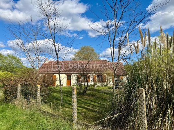 *** Carole MARCHAND *** By BSK Immobilier *** vous présente

A 3 minutes de SELLES SUR CHER, 10 minutes de ROMORANTIN (Saugirard de Selles, en retrait de l'axe Selles - Romorantin D976)

Ce pavillon entièrement de plain-pied offre une pièce de vie de 30 m² et une cuisine semi-ouverte de plus de 11 m².
Il compte 4 chambres.
A cela s'ajoutent
une buanderie (10,50 m²) et un bureau (10,70 m²) supplémentaires. 

Pompe à chaleur réversible Air/Air donc climatisation et cheminée à insert bois avec système de chaleur pulsée.

Le jardin clos et arboré invite à la plénitude et le calme de la campagne.

Contactez moi pour plus de photos ainsi que pour organiser une visite.

.