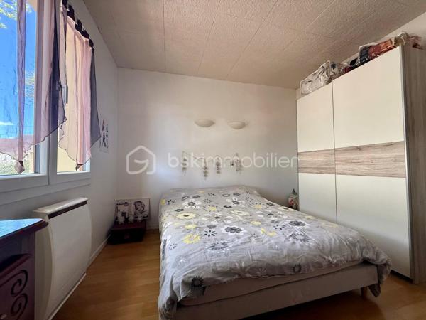 *** Carole MARCHAND *** By BSK Immobilier *** vous présente

A 3 minutes de SELLES SUR CHER, 10 minutes de ROMORANTIN (Saugirard de Selles, en retrait de l'axe Selles - Romorantin D976)

Ce pavillon entièrement de plain-pied offre une pièce de vie de 30 m² et une cuisine semi-ouverte de plus de 11 m².
Il compte 4 chambres.
A cela s'ajoutent
une buanderie (10,50 m²) et un bureau (10,70 m²) supplémentaires. 

Pompe à chaleur réversible Air/Air donc climatisation et cheminée à insert bois avec système de chaleur pulsée.

Le jardin clos et arboré invite à la plénitude et le calme de la campagne.

Contactez moi pour plus de photos ainsi que pour organiser une visite.

.