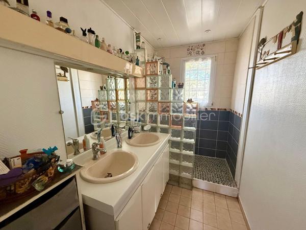 *** Carole MARCHAND *** By BSK Immobilier *** vous présente

A 3 minutes de SELLES SUR CHER, 10 minutes de ROMORANTIN (Saugirard de Selles, en retrait de l'axe Selles - Romorantin D976)

Ce pavillon entièrement de plain-pied offre une pièce de vie de 30 m² et une cuisine semi-ouverte de plus de 11 m².
Il compte 4 chambres.
A cela s'ajoutent
une buanderie (10,50 m²) et un bureau (10,70 m²) supplémentaires. 

Pompe à chaleur réversible Air/Air donc climatisation et cheminée à insert bois avec système de chaleur pulsée.

Le jardin clos et arboré invite à la plénitude et le calme de la campagne.

Contactez moi pour plus de photos ainsi que pour organiser une visite.

.