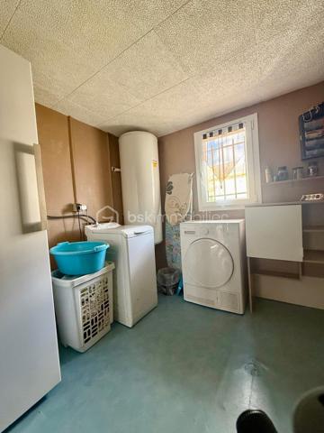 *** Carole MARCHAND *** By BSK Immobilier *** vous présente

A 3 minutes de SELLES SUR CHER, 10 minutes de ROMORANTIN (Saugirard de Selles, en retrait de l'axe Selles - Romorantin D976)

Ce pavillon entièrement de plain-pied offre une pièce de vie de 30 m² et une cuisine semi-ouverte de plus de 11 m².
Il compte 4 chambres.
A cela s'ajoutent
une buanderie (10,50 m²) et un bureau (10,70 m²) supplémentaires. 

Pompe à chaleur réversible Air/Air donc climatisation et cheminée à insert bois avec système de chaleur pulsée.

Le jardin clos et arboré invite à la plénitude et le calme de la campagne.

Contactez moi pour plus de photos ainsi que pour organiser une visite.

.