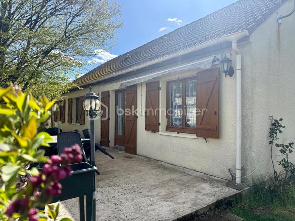 *** Carole MARCHAND *** By BSK Immobilier *** vous présente

A 3 minutes de SELLES SUR CHER, 10 minutes de ROMORANTIN (Saugirard de Selles, en retrait de l'axe Selles - Romorantin D976)

Ce pavillon entièrement de plain-pied offre une pièce de vie de 30 m² et une cuisine semi-ouverte de plus de 11 m².
Il compte 4 chambres.
A cela s'ajoutent
une buanderie (10,50 m²) et un bureau (10,70 m²) supplémentaires. 

Pompe à chaleur réversible Air/Air donc climatisation et cheminée à insert bois avec système de chaleur pulsée.

Le jardin clos et arboré invite à la plénitude et le calme de la campagne.

Contactez moi pour plus de photos ainsi que pour organiser une visite.

.