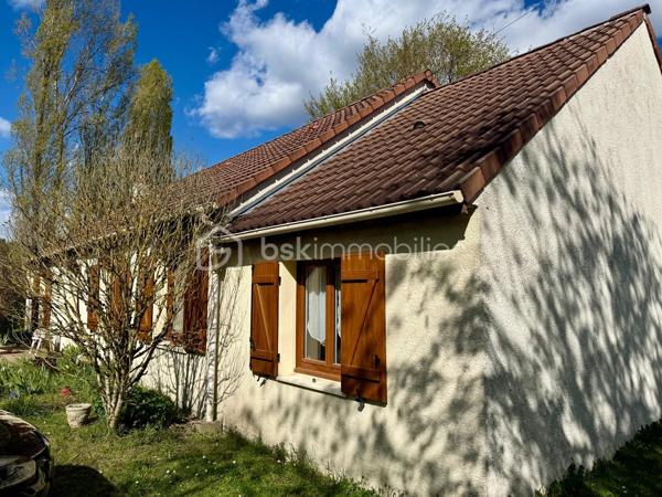 *** Carole MARCHAND *** By BSK Immobilier *** vous présente

A 3 minutes de SELLES SUR CHER, 10 minutes de ROMORANTIN (Saugirard de Selles, en retrait de l'axe Selles - Romorantin D976)

Ce pavillon entièrement de plain-pied offre une pièce de vie de 30 m² et une cuisine semi-ouverte de plus de 11 m².
Il compte 4 chambres.
A cela s'ajoutent
une buanderie (10,50 m²) et un bureau (10,70 m²) supplémentaires. 

Pompe à chaleur réversible Air/Air donc climatisation et cheminée à insert bois avec système de chaleur pulsée.

Le jardin clos et arboré invite à la plénitude et le calme de la campagne.

Contactez moi pour plus de photos ainsi que pour organiser une visite.

.
