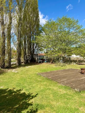 *** Carole MARCHAND *** By BSK Immobilier *** vous présente

A 3 minutes de SELLES SUR CHER, 10 minutes de ROMORANTIN (Saugirard de Selles, en retrait de l'axe Selles - Romorantin D976)

Ce pavillon entièrement de plain-pied offre une pièce de vie de 30 m² et une cuisine semi-ouverte de plus de 11 m².
Il compte 4 chambres.
A cela s'ajoutent
une buanderie (10,50 m²) et un bureau (10,70 m²) supplémentaires. 

Pompe à chaleur réversible Air/Air donc climatisation et cheminée à insert bois avec système de chaleur pulsée.

Le jardin clos et arboré invite à la plénitude et le calme de la campagne.

Contactez moi pour plus de photos ainsi que pour organiser une visite.

.