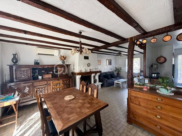 *** Carole MARCHAND *** By BSK Immobilier *** vous présente

A 3 minutes de SELLES SUR CHER, 10 minutes de ROMORANTIN (Saugirard de Selles, en retrait de l'axe Selles - Romorantin D976)

Ce pavillon entièrement de plain-pied offre une pièce de vie de 30 m² et une cuisine semi-ouverte de plus de 11 m².
Il compte 4 chambres.
A cela s'ajoutent
une buanderie (10,50 m²) et un bureau (10,70 m²) supplémentaires. 

Pompe à chaleur réversible Air/Air donc climatisation et cheminée à insert bois avec système de chaleur pulsée.

Le jardin clos et arboré invite à la plénitude et le calme de la campagne.

Contactez moi pour plus de photos ainsi que pour organiser une visite.

.