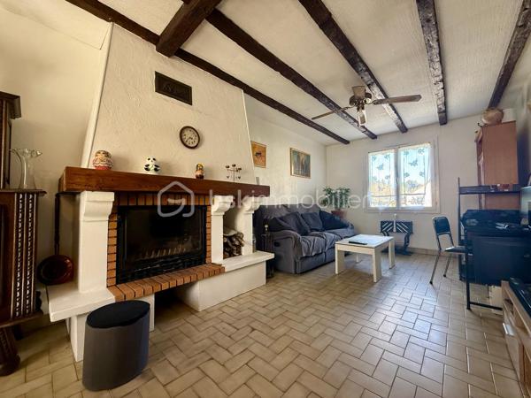 *** Carole MARCHAND *** By BSK Immobilier *** vous présente

A 3 minutes de SELLES SUR CHER, 10 minutes de ROMORANTIN (Saugirard de Selles, en retrait de l'axe Selles - Romorantin D976)

Ce pavillon entièrement de plain-pied offre une pièce de vie de 30 m² et une cuisine semi-ouverte de plus de 11 m².
Il compte 4 chambres.
A cela s'ajoutent
une buanderie (10,50 m²) et un bureau (10,70 m²) supplémentaires. 

Pompe à chaleur réversible Air/Air donc climatisation et cheminée à insert bois avec système de chaleur pulsée.

Le jardin clos et arboré invite à la plénitude et le calme de la campagne.

Contactez moi pour plus de photos ainsi que pour organiser une visite.

.
