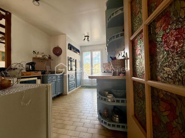 *** Carole MARCHAND *** By BSK Immobilier *** vous présente

A 3 minutes de SELLES SUR CHER, 10 minutes de ROMORANTIN (Saugirard de Selles, en retrait de l'axe Selles - Romorantin D976)

Ce pavillon entièrement de plain-pied offre une pièce de vie de 30 m² et une cuisine semi-ouverte de plus de 11 m².
Il compte 4 chambres.
A cela s'ajoutent
une buanderie (10,50 m²) et un bureau (10,70 m²) supplémentaires. 

Pompe à chaleur réversible Air/Air donc climatisation et cheminée à insert bois avec système de chaleur pulsée.

Le jardin clos et arboré invite à la plénitude et le calme de la campagne.

Contactez moi pour plus de photos ainsi que pour organiser une visite.

.