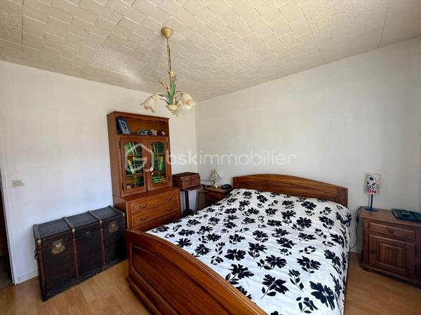 *** Carole MARCHAND *** By BSK Immobilier *** vous présente

A 3 minutes de SELLES SUR CHER, 10 minutes de ROMORANTIN (Saugirard de Selles, en retrait de l'axe Selles - Romorantin D976)

Ce pavillon entièrement de plain-pied offre une pièce de vie de 30 m² et une cuisine semi-ouverte de plus de 11 m².
Il compte 4 chambres.
A cela s'ajoutent
une buanderie (10,50 m²) et un bureau (10,70 m²) supplémentaires. 

Pompe à chaleur réversible Air/Air donc climatisation et cheminée à insert bois avec système de chaleur pulsée.

Le jardin clos et arboré invite à la plénitude et le calme de la campagne.

Contactez moi pour plus de photos ainsi que pour organiser une visite.

.