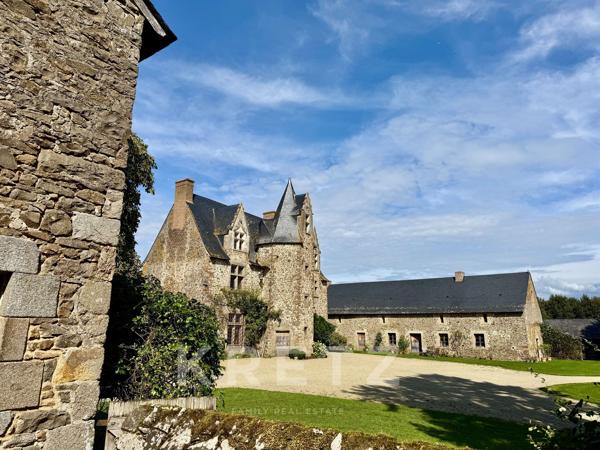 Manoir du XVe IMH, dépendances restaurées, étang 3.5ha avec île sur 18Ha