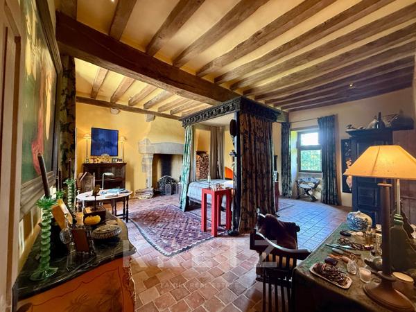 Manoir du XVe IMH, dépendances restaurées, étang 3.5ha avec île sur 18Ha