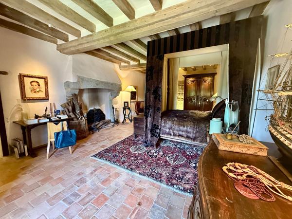 Manoir du XVe IMH, dépendances restaurées, étang 3.5ha avec île sur 18Ha