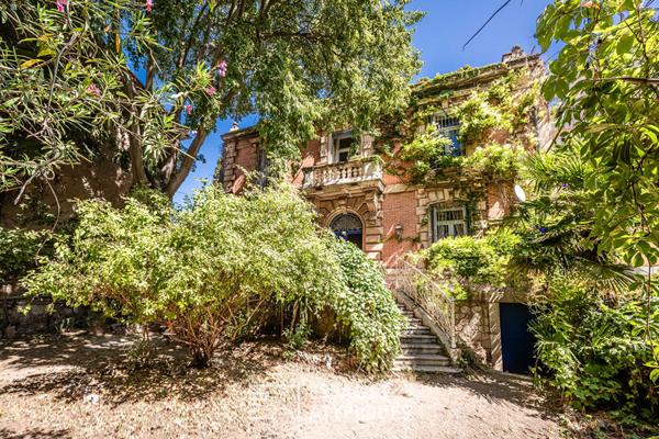 Demeure de caractère avec jardins, au cœur de la ville