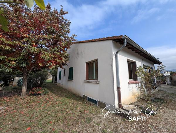 Maison de plain-pied des années 60 à rénover sur un terrain clos de 800 m² et double garage.