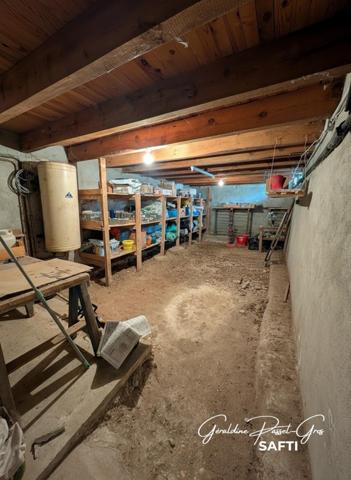 Maison de plain-pied des années 60 à rénover sur un terrain clos de 800 m² et double garage.