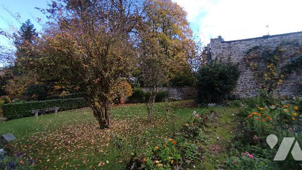 Demeure de prestige de 10 pièces pour 280 m2 habitables proche centre ville.