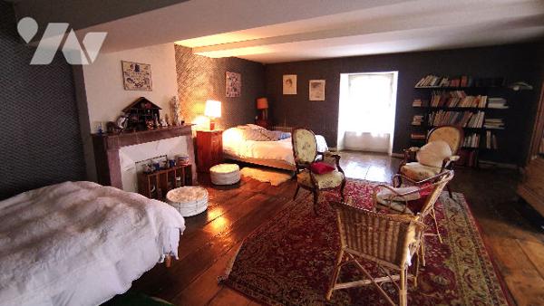 Demeure de prestige de 10 pièces pour 280 m2 habitables proche centre ville.