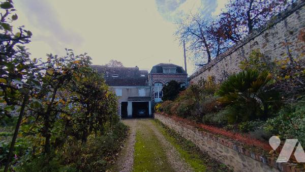 Demeure de prestige de 10 pièces pour 280 m2 habitables proche centre ville.